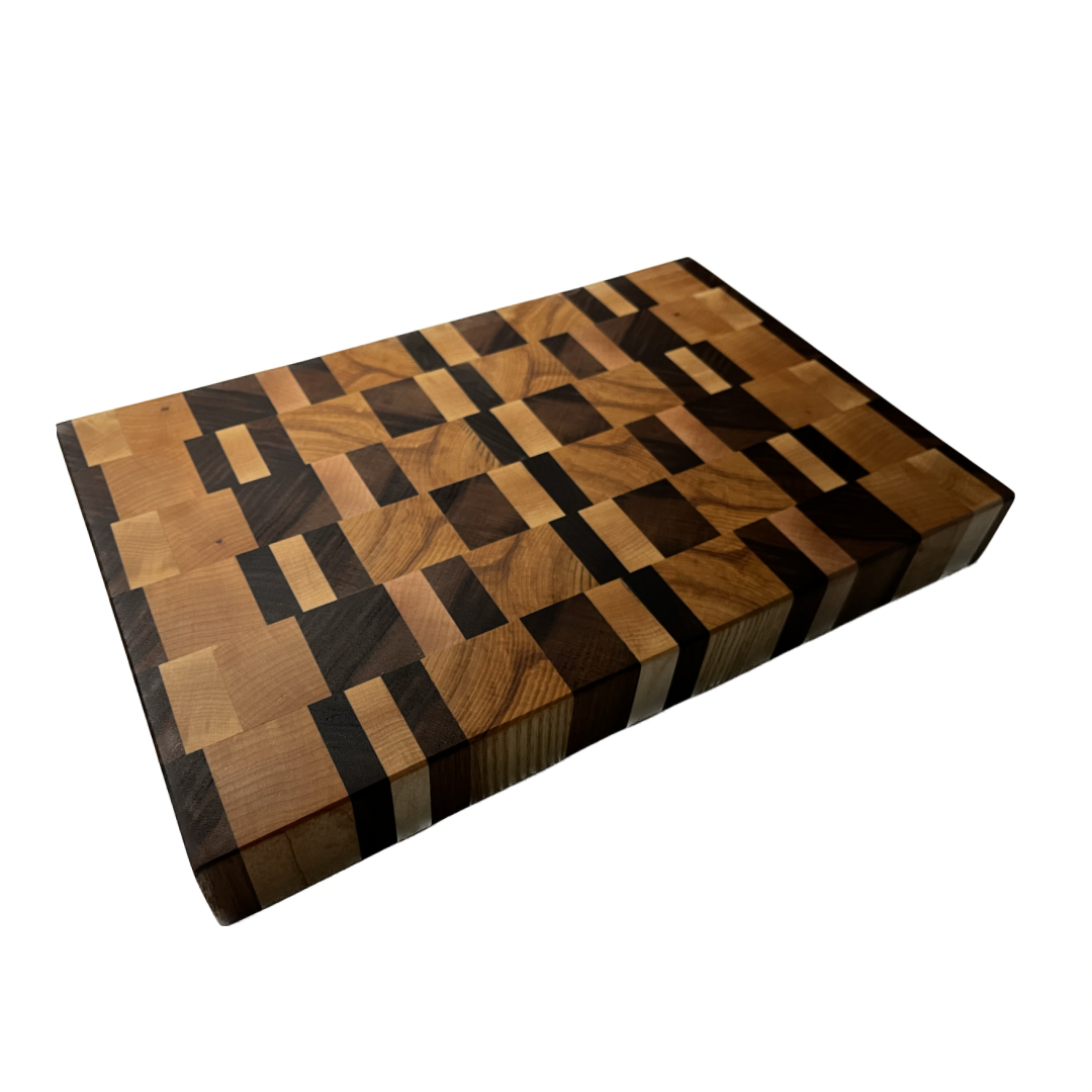 A miscellaneous pattern of differently types of wood make up a large cutting board 