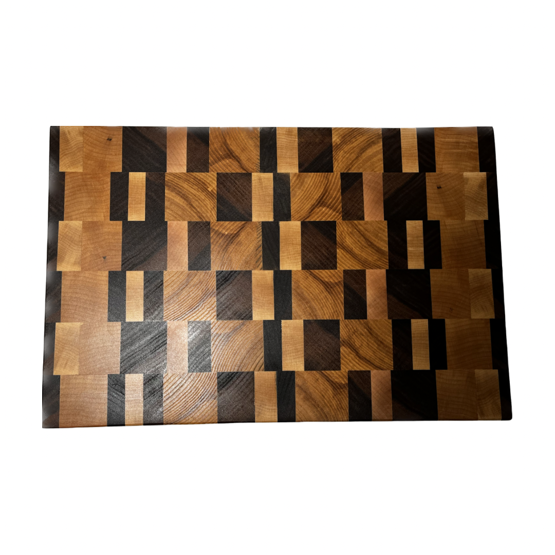 A miscellaneous pattern of differently types of wood make up a large cutting board 
